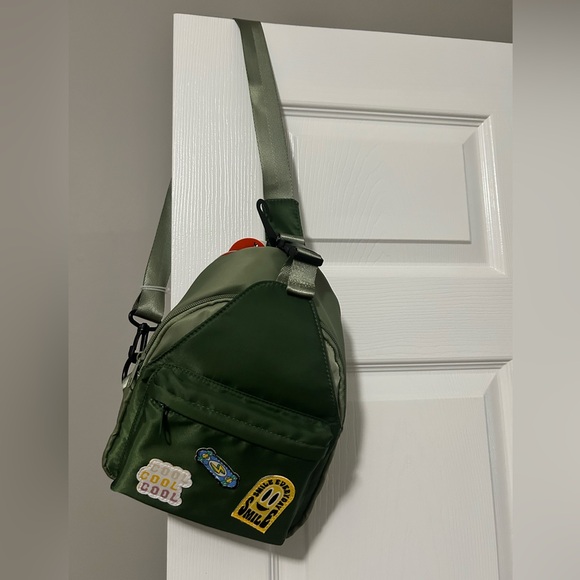 💕5/$15 Black Sling bag with Fun Patches, NEW - Picture 5 of 8